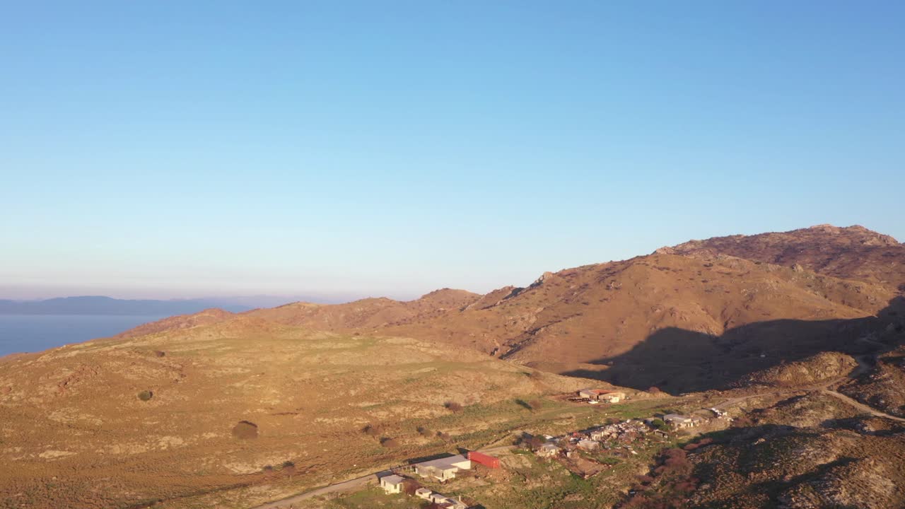 lesvos 공중 경치 좋은 언덕 꼭대기 터키 해안 거리