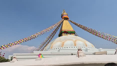 Umkreisen-Große-Emblematische-Stupa-Mit-Augen-Und-Gebetsfahnen