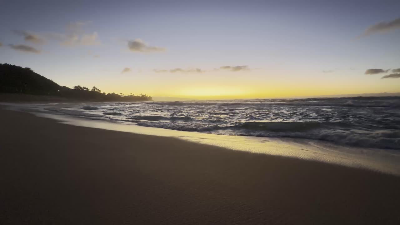 experimentar la belleza tranquila de una playa hawaiana al crepúsculo