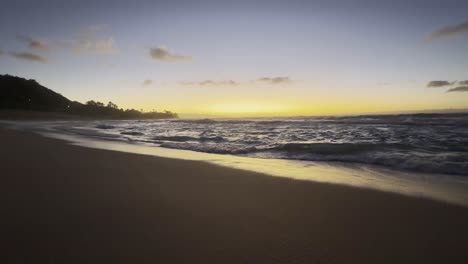 Erleben-Sie-Die-Ruhige-Schönheit-Eines-Hawaiianischen-Strandes-In-Der-Dämmerung