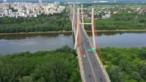 Autofahren-Auf-Autobahnbrücke-Und-Straßenkreuzung-In-Der-Modernen-Stadtluftaufnahme