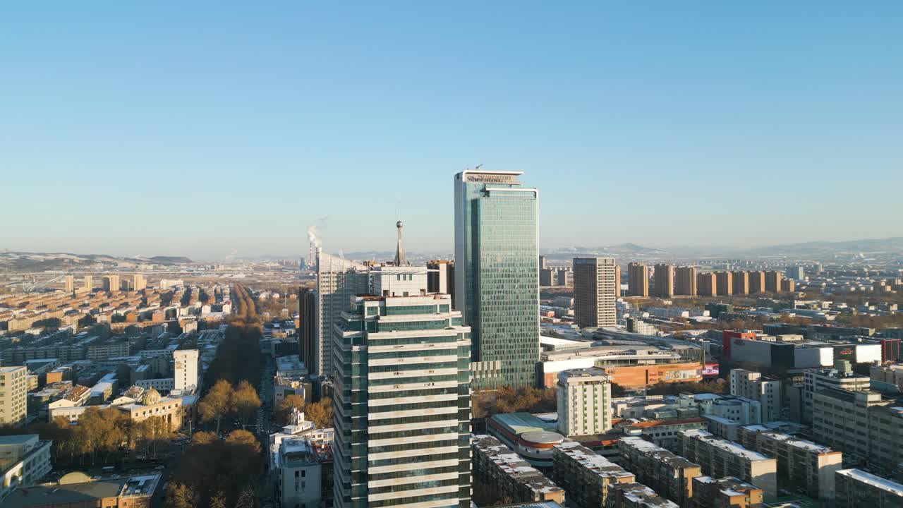 ascenso aéreo durante el día soleado en la ciudad de zibo, provincia de shandong, china