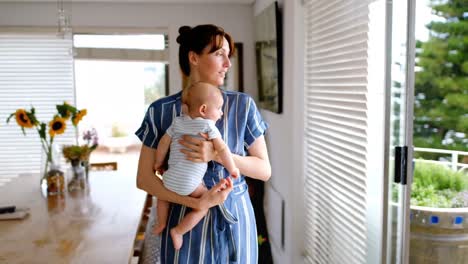 madre joven sosteniendo y besando a su bebé 4k