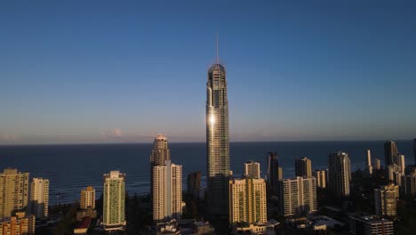 Luftaufnahme-Des-Gold-Coast-Vororts-Broadbeach-Und-Des-Ikonischen-Q1-Wolkenkratzers