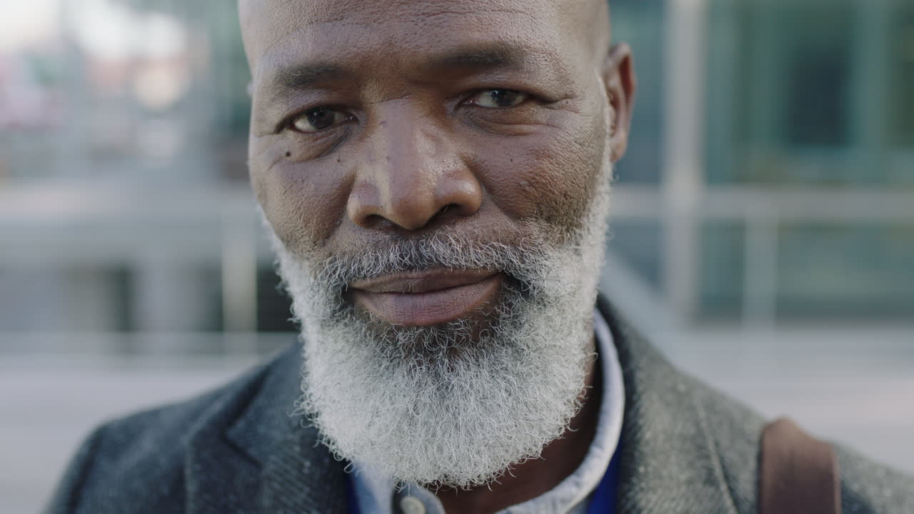 retrato de cerca de un maduro empresario afroamericano líder mirando hacia arriba con confianza a la cámara sonriendo exitoso