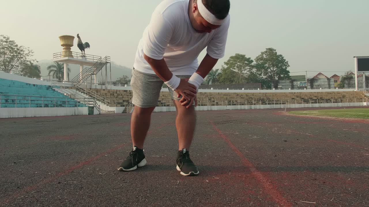 Overweight  Man Running And Pain In The Knee After Exercise