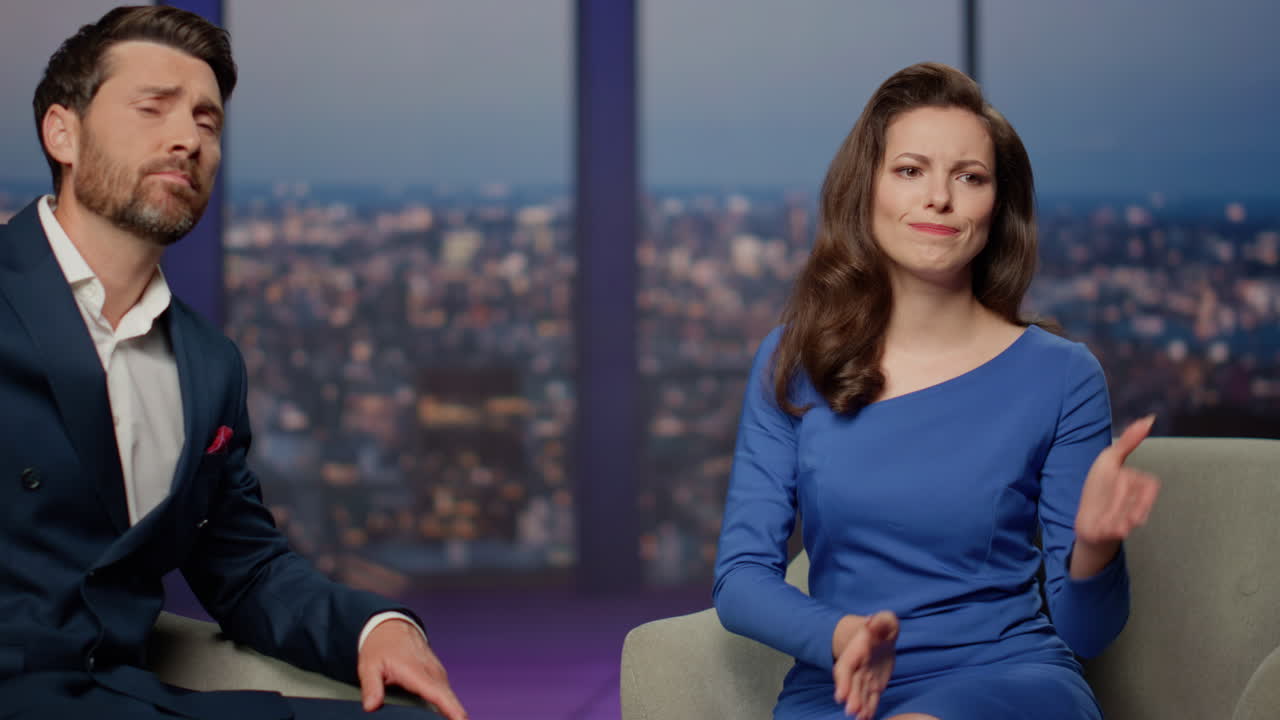 anchor mujer apoyando al hombre invitado contando la triste historia de la vida en el estudio del programa de televisión.