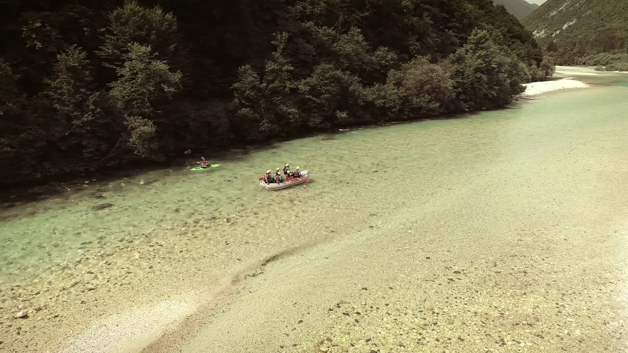 Veduta aerea di avventurieri che fanno rafting e scendono il fiume Isonzo, Slovenia
