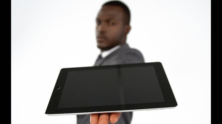 Primo piano di uomo d'affari che mostra un tablet