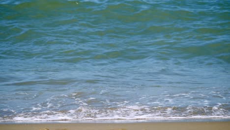 Landschaftsansicht-Von-Strand,-Meer,-Sand-Und-Himmel-Am-Sommertag