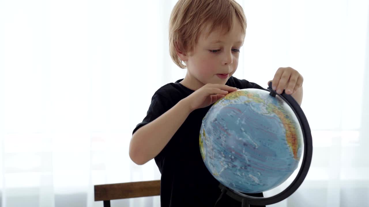 dos chicos caucásicos cuentan dinero para viajar.