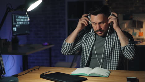 hombre trabajando en la computadora portátil por la noche