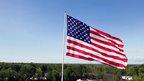Nahaufnahme-Einer-Kreisenden-Ansicht-Der-Amerikanischen-Flagge,-Die-Im-Wind-Weht