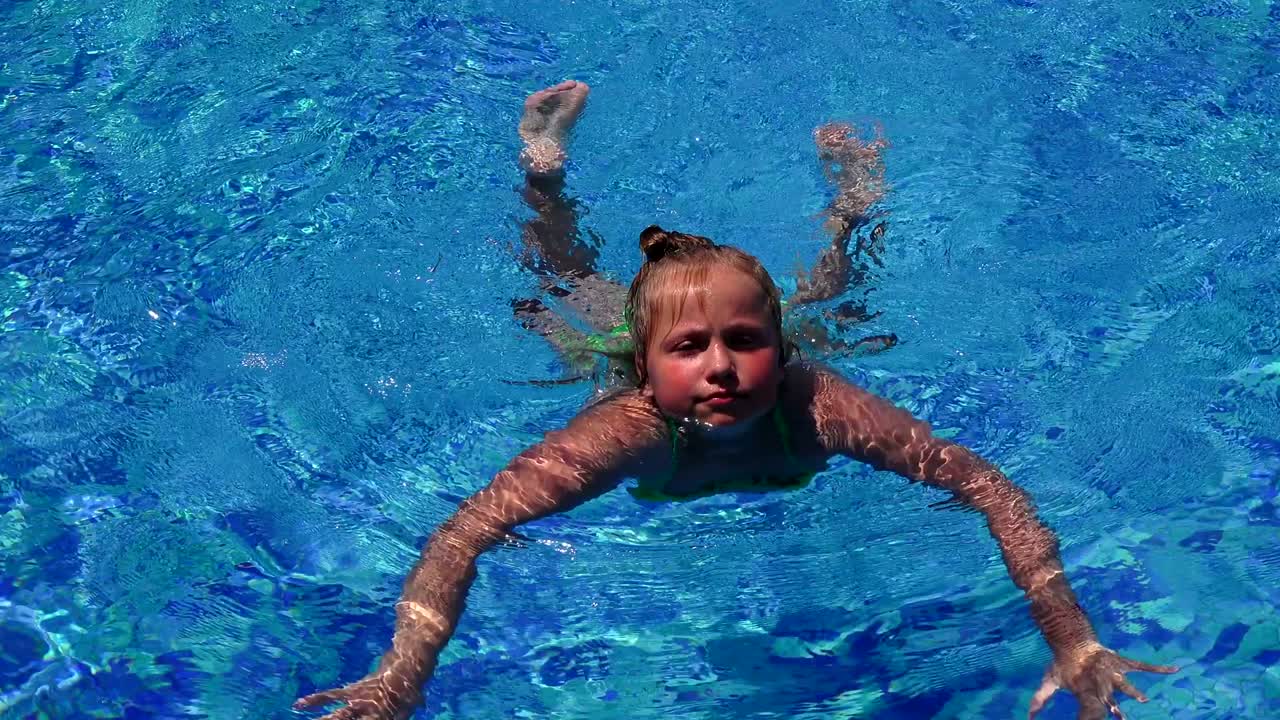 수영장에서 귀여운 작은 소녀, 가까이