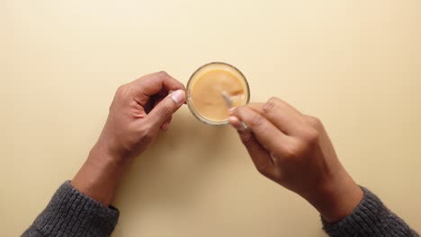 persona que bebe café o té