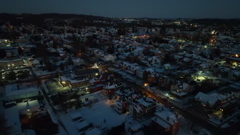 Iluminación-Cálida-Ciudad-Nevada-En-América-En-La-Noche-De-Nieve-De-Invierno