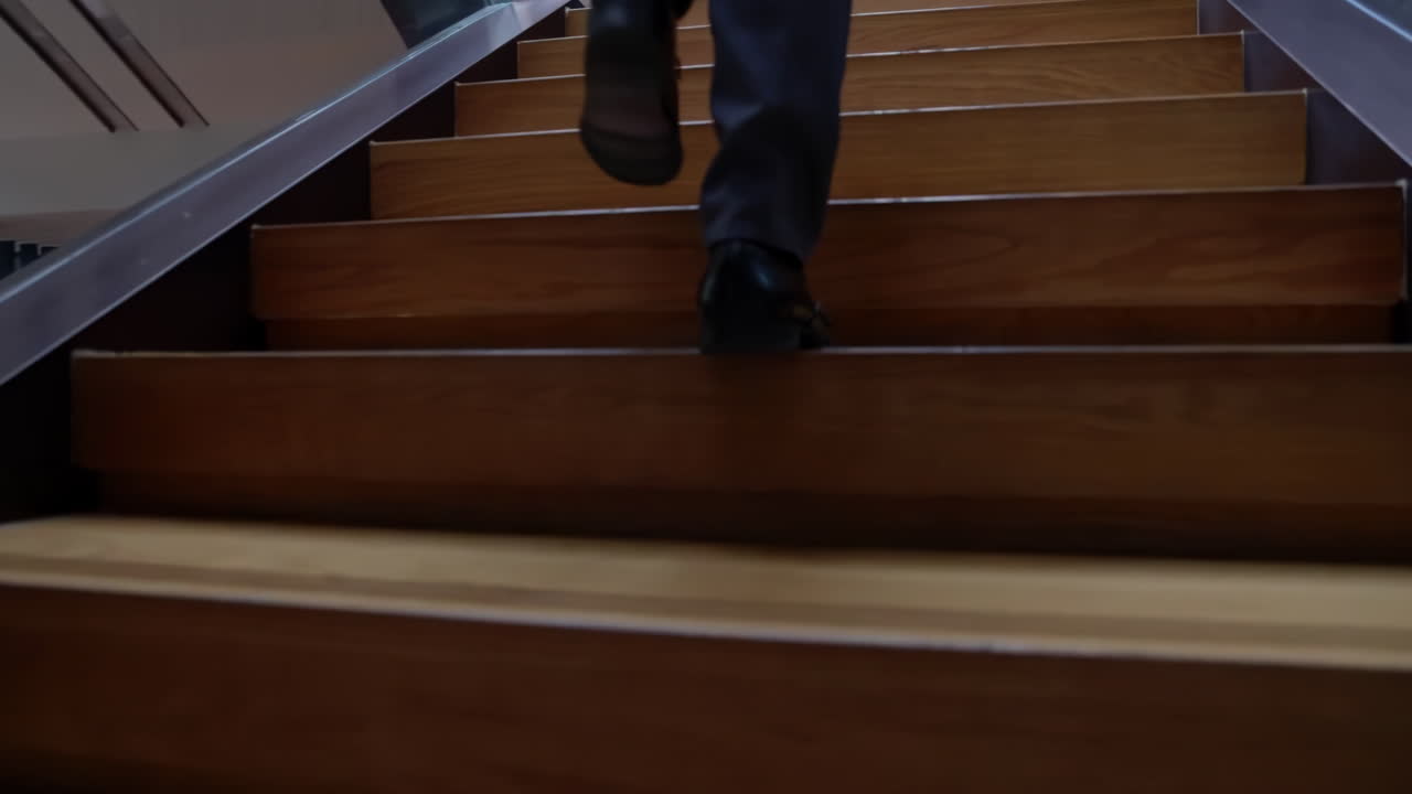Zuversichtlicher Geschäftsmann mit Elan, der eine Treppe hinaufsteigt, Konzept von Karriereerfolg, Zukunftsplanung und Geschäftswettbewerben