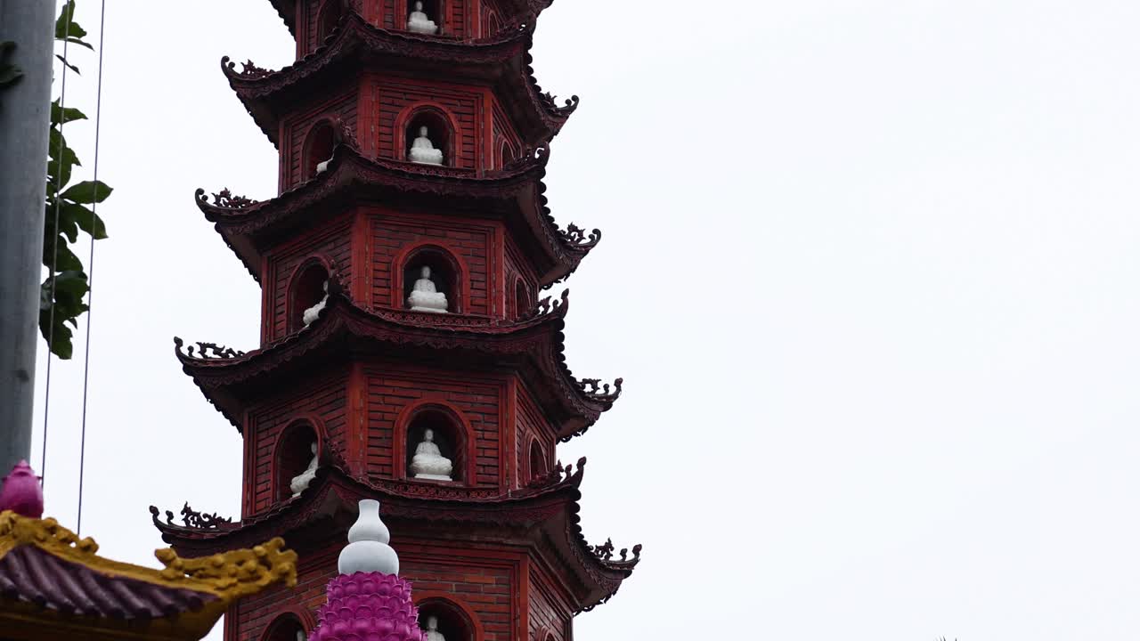 una vista serena de la pagoda de tran quoc
