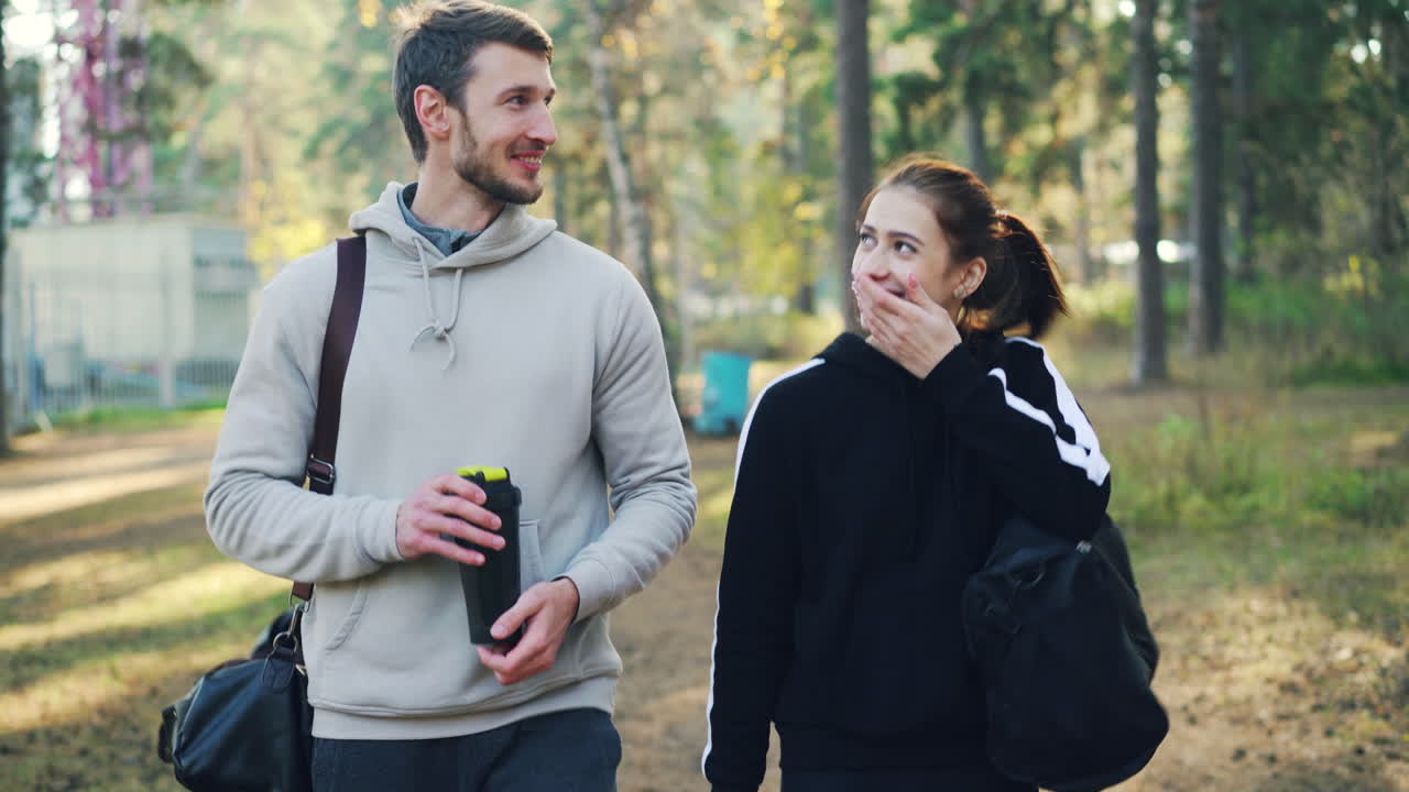 공원에서 산책하는 커플