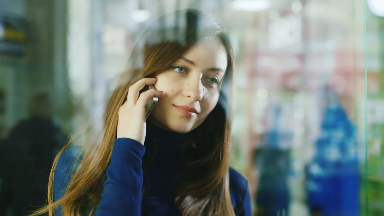 신용카드를 손에 들고 있는 젊은 여성의 초상화 3