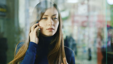 retrato de una mujer joven con una tarjeta de crédito en la mano 3