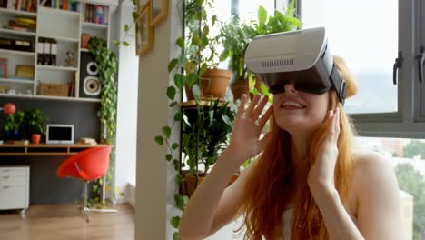 Frau-Nutzt-Virtual-Reality-Headset-Im-Wohnzimmer-4k