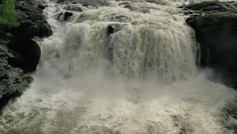 la cascada de ristafallet en la parte occidental de jamtland está catalogada como una de las cascadas más hermosas de suecia.