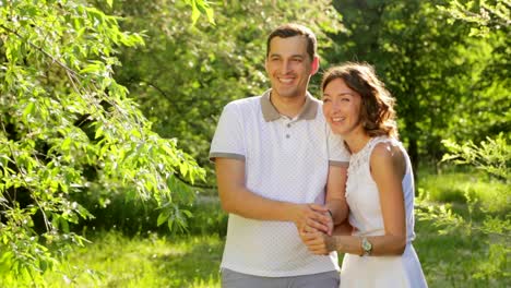 una pareja feliz en un parque.