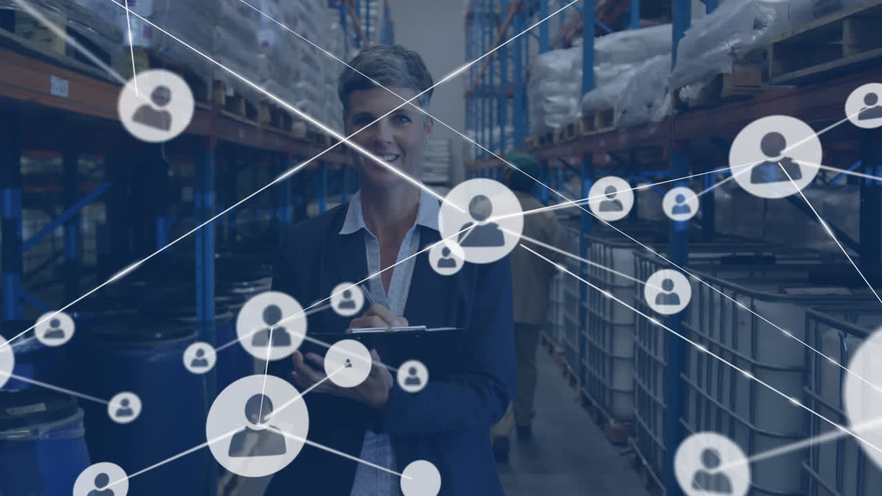 animación de la red de perfiles de la supervisor caucásica con el portapapeles sonriendo en el almacén