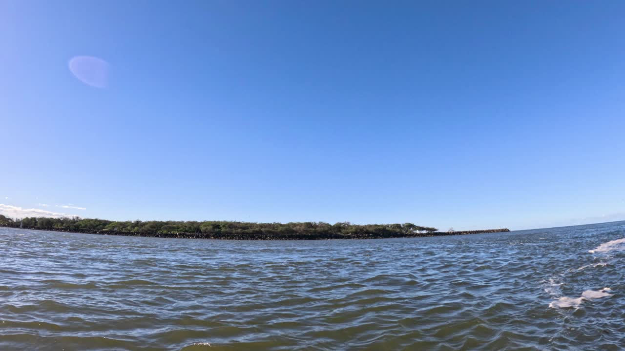 파란 하늘 아래의 파도와 해안선