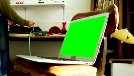 artesano que trabaja en el taller 4k