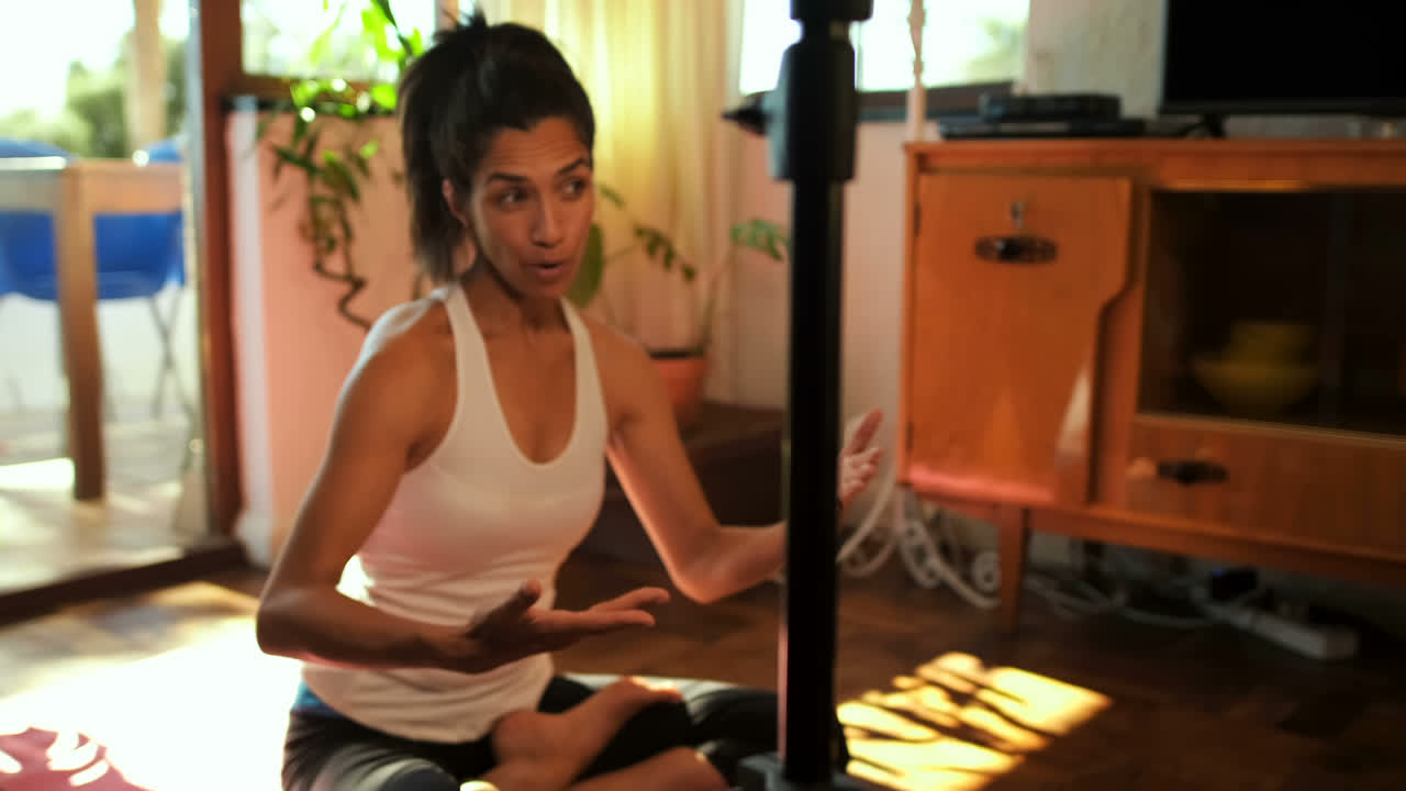 joven video blogger grabando video vlog mientras hace ejercicio 4k