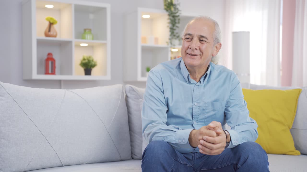 Anziano che annuisce positivamente