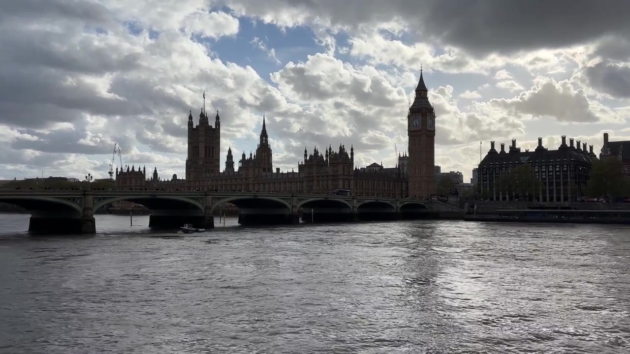 Il Big Ben, la famosa torre dell'orologio presso il Palazzo di Westminster a Londra, è un punto di riferimento iconico del Regno Unito, noto per la sua architettura storica e il suo significato culturale.
