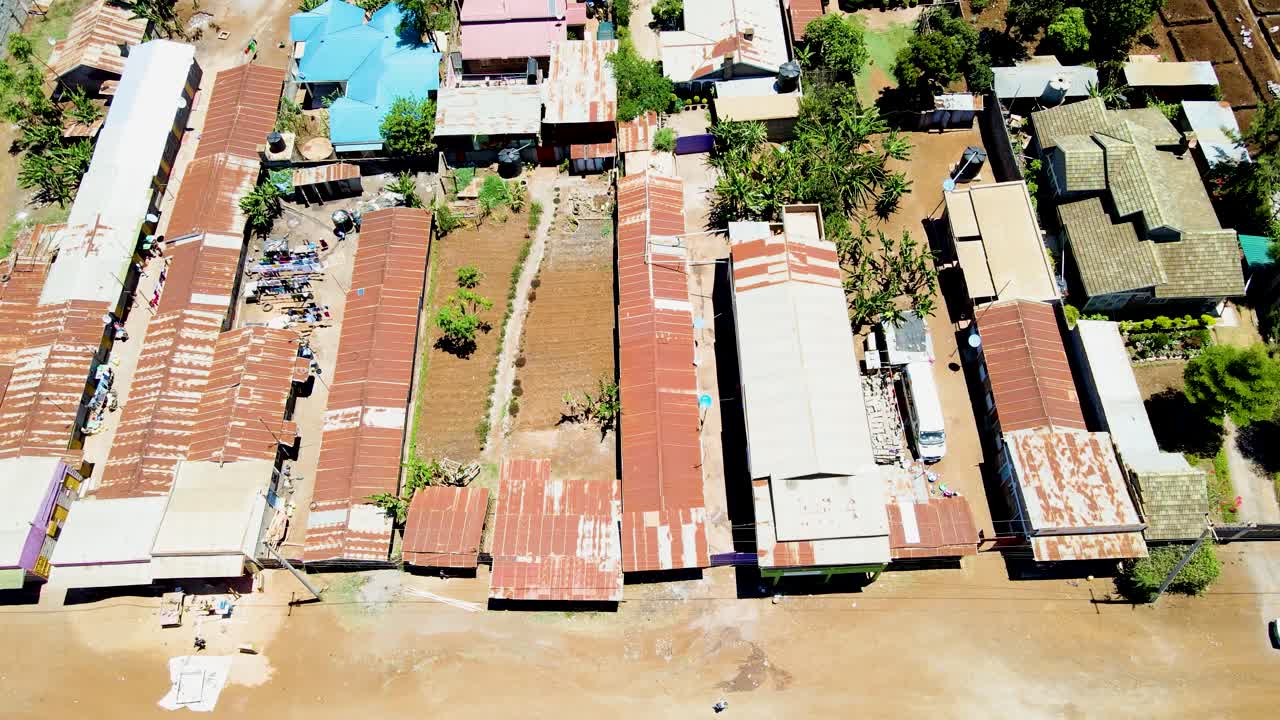 케냐의 시골 마을에서 킬리만자로가 배경입니다.