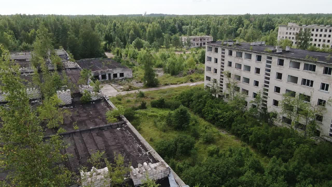 Movimento aereo svela una base militare dimenticata, circondata da una fitta foresta