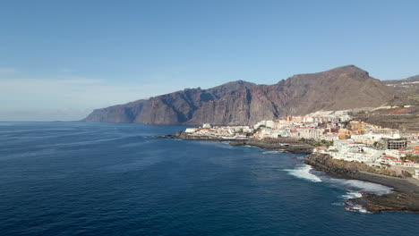 Luftaufnahme-Der-Klippen-Von-Los-Gigantes-Und-Puerto-Santiago-Auf-Der-Insel-Teneriffa,-Kanarische-Inseln,-Spanien