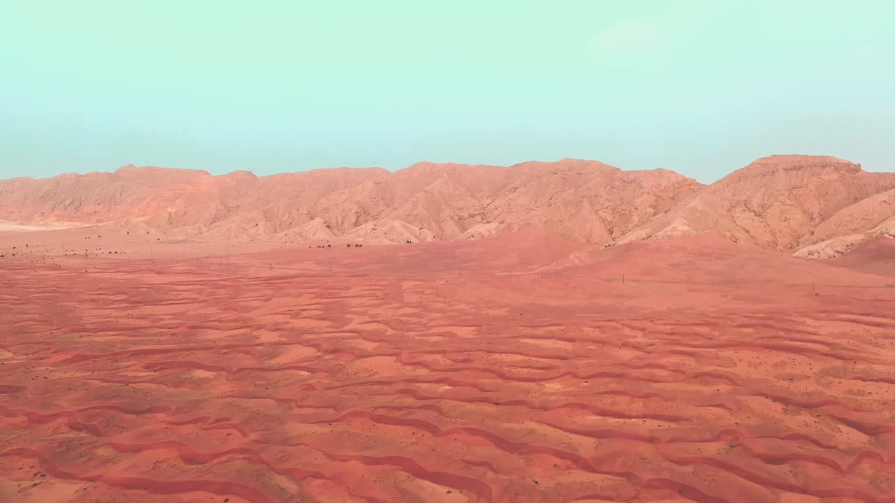 4k 드론 영상, 모래 파동과 함께 멜리하 사막의 화석 암석의 공중 시각, 아랍에미리트의 모래 언덕의 지질 풍경, 드론 비디오