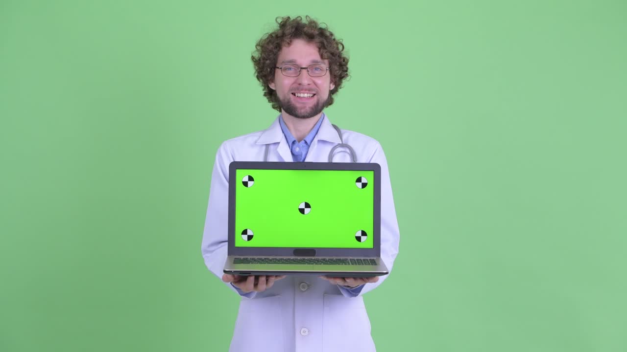 joven hombre guapo barbudo médico con cabello rizado