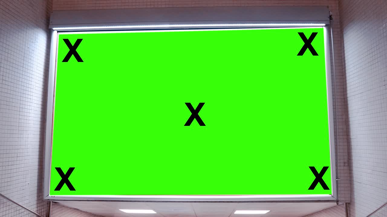 gran cartel de pantalla verde en la pared del aeropuerto. llave de croma de pantalla ancha maquillaje de marco de metro para publicidad.