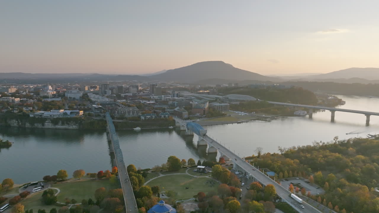 imágenes aéreas aceleradas en reversa que cruzan el río tennessee y muestran la montaña mirador detrás del centro de chattanooga, tn