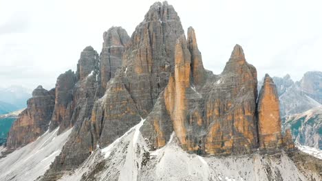 Un-Hiperlapso-Alrededor-De-La-Montaña-De-Tre-Cime-Di-Lavaredo,-Italia