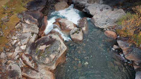 vista aérea del río salvaje que cae en cascada a través del cañón rocoso