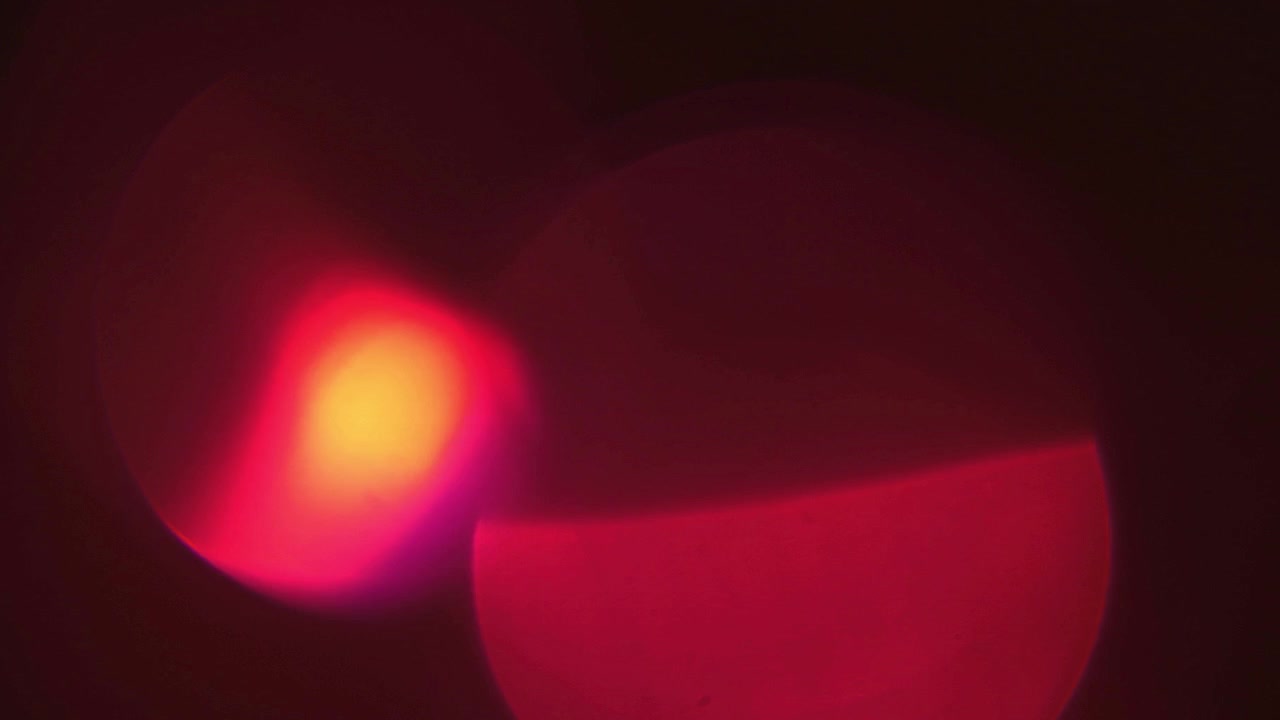 Efeito Bokeh de Luz Vermelha Abstrata em Fundo Escuro