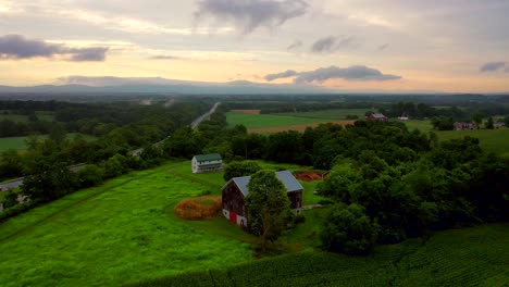 Dröhnen-Um-Eine-Scheune-In-Maryland