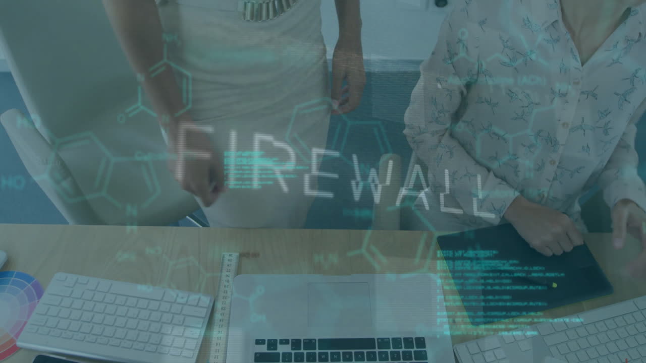다양한 여성 동료들이 책상에서 토론하는 방화벽 텍스트와 컴퓨터 언어의 애니메이션