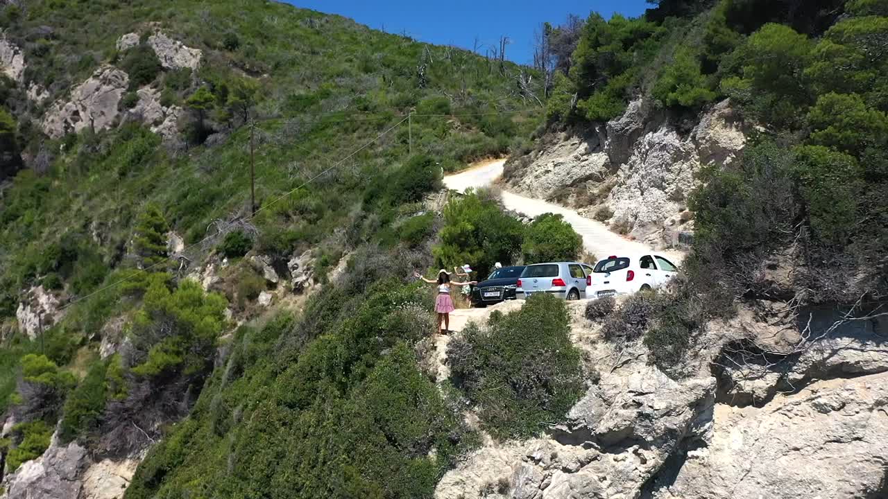 cerca de la vista total de una mujer joven agitando a la cámara