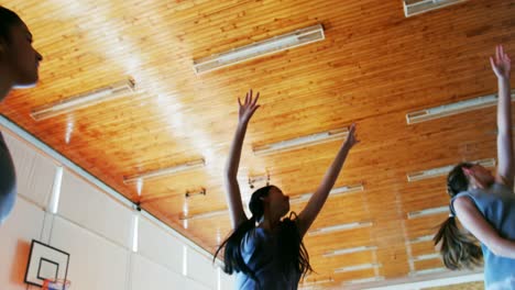 Colegialas-Jugando-Baloncesto-En-La-Cancha-De-Baloncesto