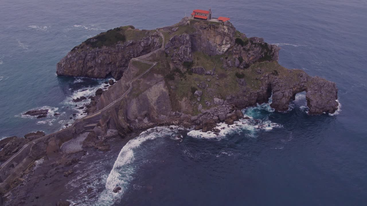 Vista aerea di Gaztelugatxe con isola, chiesa, San Juan, che mostra un tranquillo paesaggio costiero in Spagna.