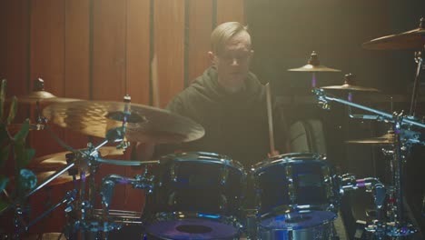 baterista tocando la batería en un estudio de grabación